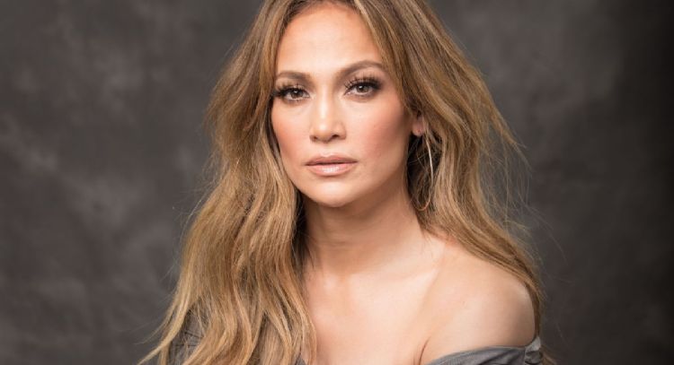 Jennifer Lopez revela el mensaje que está grabado en su costoso anillo de compromiso