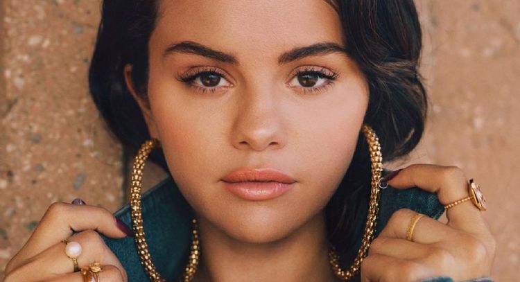 Selena Gomez muestra foto inédita de ella adolescente con una amiga