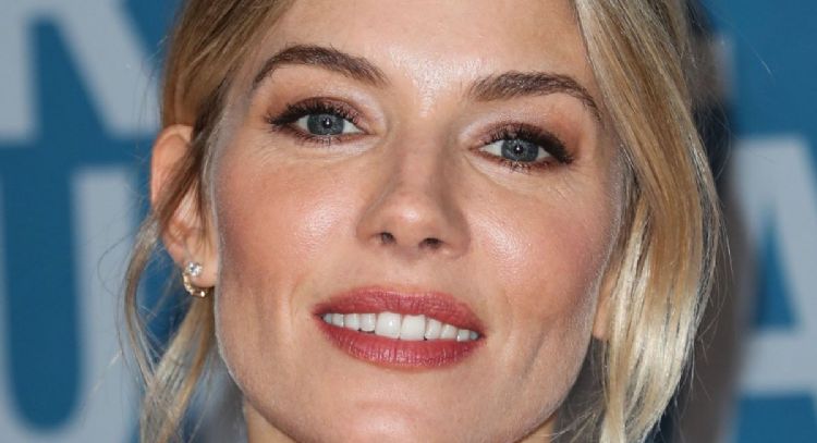 Sienna Miller revela que pidió igualdad salarial en una obra de Broadway y la mandaron a la mier…