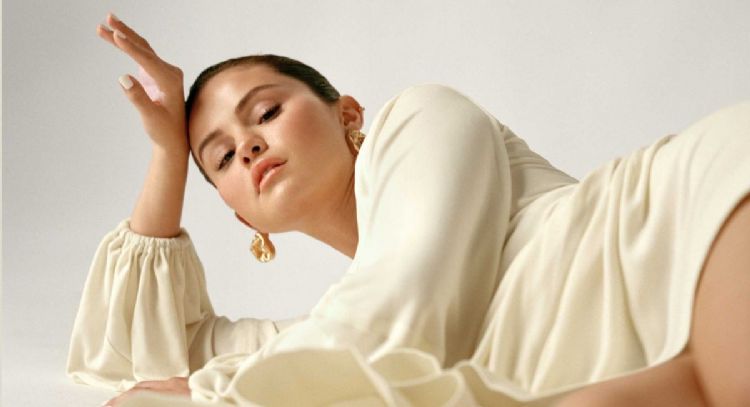 Selena Gomez revela que organizó su fiesta número 30 con temática de boda por esta razón