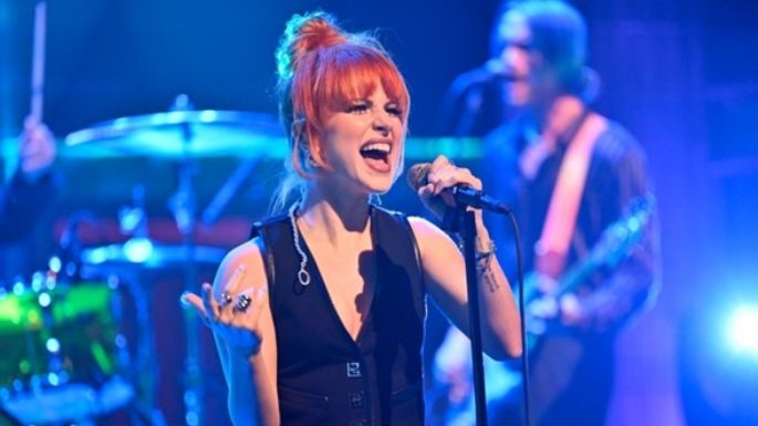 Paramore regresa a la televisión con una sorprendente actuación de 'This Is Why'