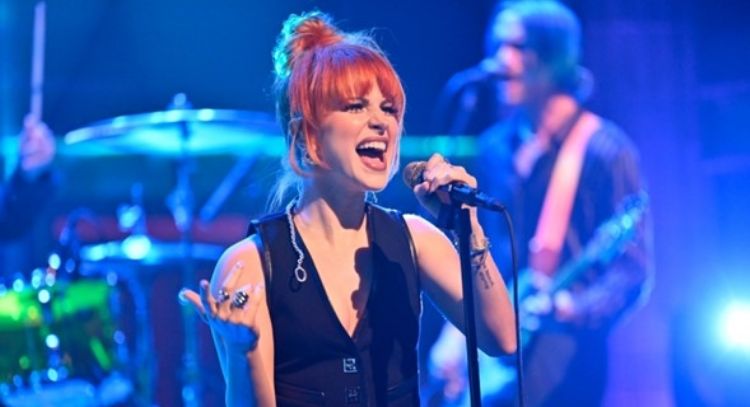 Paramore regresa a la televisión con una sorprendente actuación de 'This Is Why'
