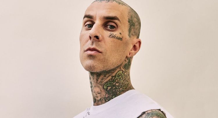 Travis Barker de Blink-182 posa como Dios lo trajo al mundo para nuevo anuncio