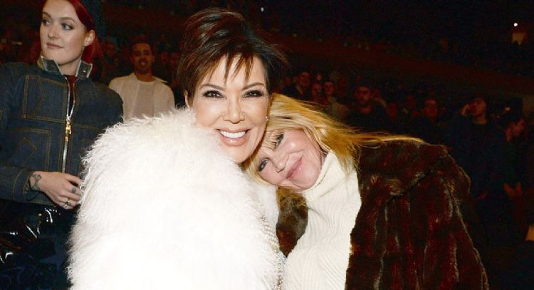 Melanie Griffith luce idéntica a Kris Jenner y se lleva varios aplausos de otras celebridades