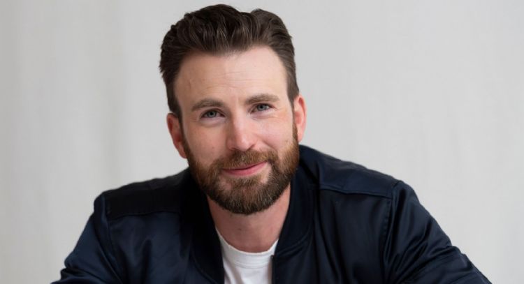 Chris Evans es declarado como 'el hombre vivo más sexy del 2022' por la famosa revista 'People'