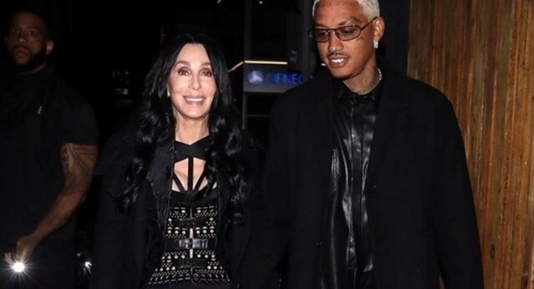Cher se defiende ante las críticas por tener una relación con un hombre 40 años menor que ella