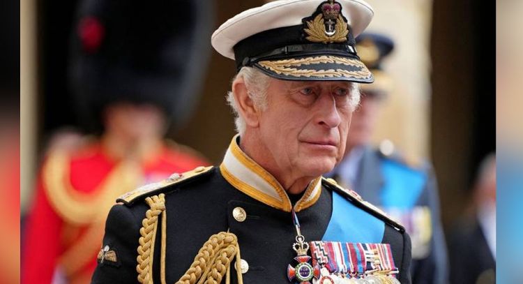 VIDEO: Rey Carlos III vive aterrador momento al ser atacado en evento; seguridad arresta al agresor