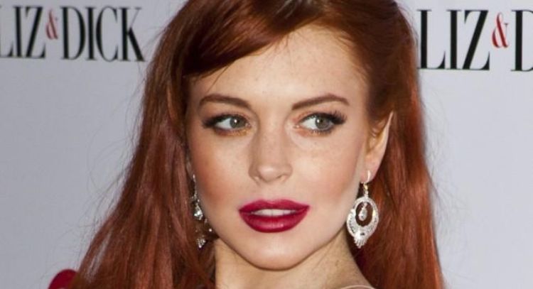 Lindsay Lohan se viste muy navideña para este promocional de destacado refresco