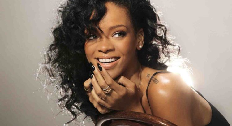 Rihanna le demuestra su apoyo a ASAP Rocky con esta mini falda de cuero café