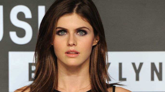 Alexandra Daddario roba suspiros en esta prenda reveladora