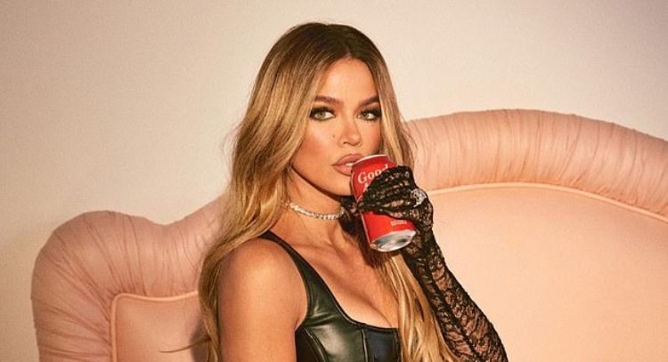 Khloé Kardashian se muestra en jeans apretados en una pose complicada en su cama