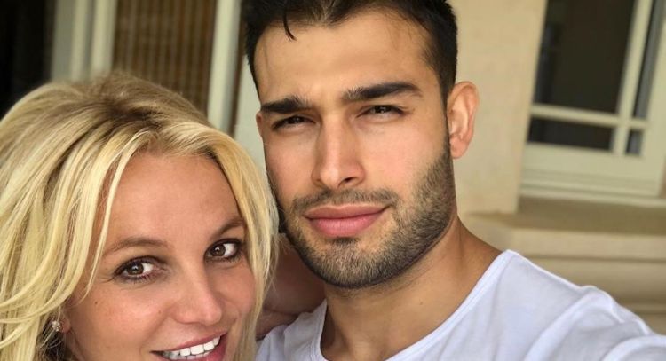 Sam Asghari es visto con su anillo de bodas ante rumores de  caos con Britney Spears