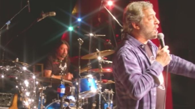 Dave Grohl y Greg Kurstin hacen bailar a Judd Apatow con un cover de Blood, Sweat and Tears