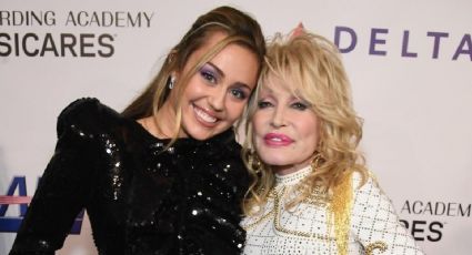 Miley Cyrus posa con Dolly Parton en el detrás de escena de su próximo especial navideño