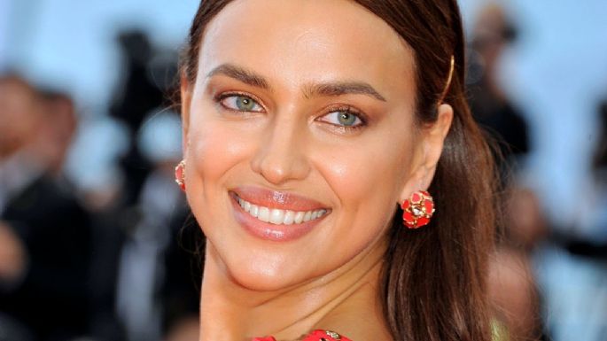 Irina Shayk se deja ver con tremendo escote vestida muy navideña