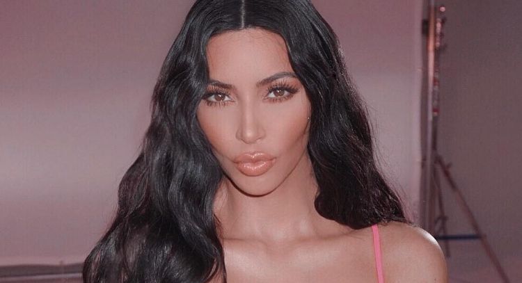 Kim Kardashian se enfunda en coqueto outfit plateado y paraliza Internet