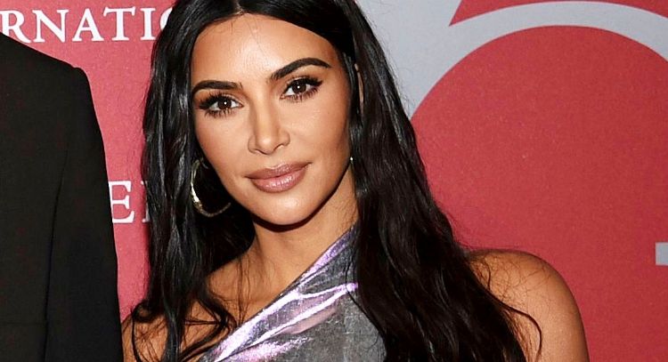 Kim Kardashian presume figura con distinguido look primaveral y paraliza Internet