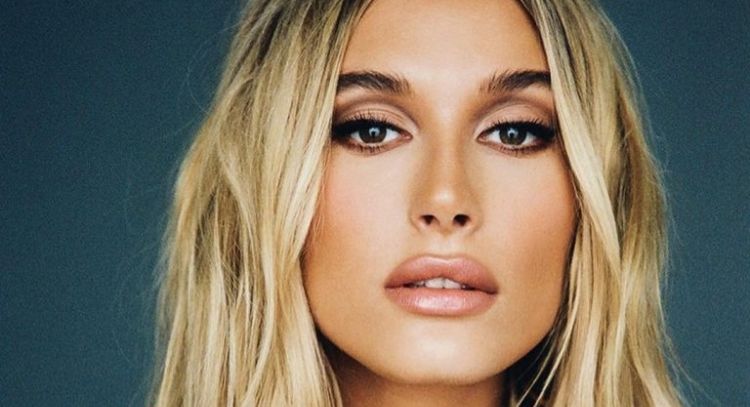 Hailey Bieber luce coqueta en ropa deportiva para sus redes sociales