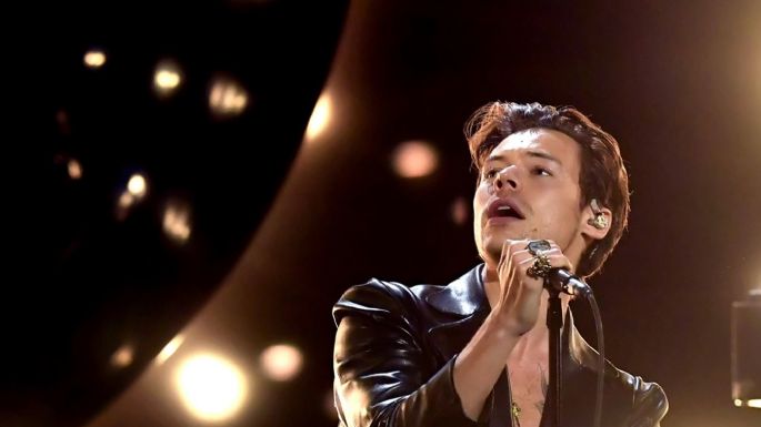 Harry Styles canta 'Songbird' en homenaje a la fallecida cantante Christine McVie de Fleetwood Mac