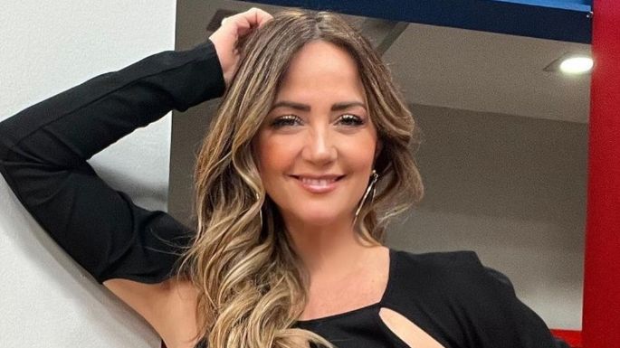 Andrea Legarreta posa con increíble look negro y deslumbra a toda Televisa