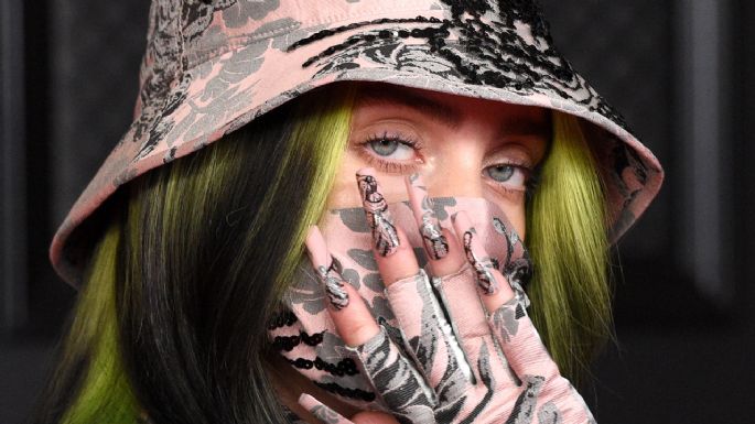 Billie EIlish baila con un top de encaje mientras recuerda sus mejores momentos del 2022