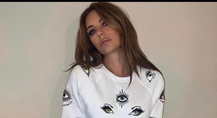 Elizabeth Hurley conquista a sus fans posando con un sensual bañador con un pronunciado escote