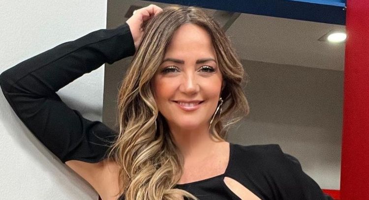 Andrea Legarreta posa con increíble look negro y deslumbra a toda Televisa