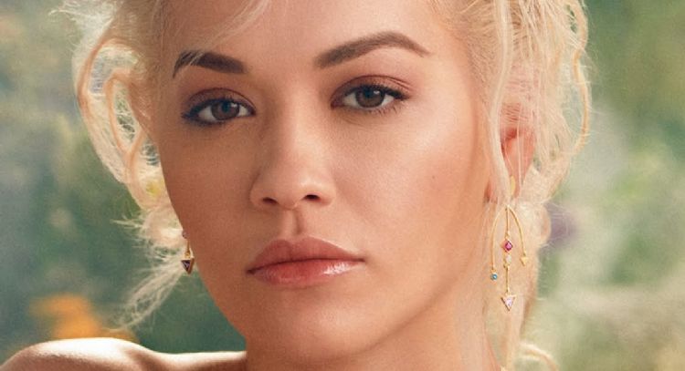 Rita Ora roba suspiros en este revelador vestido que dejó ver sus abdominales