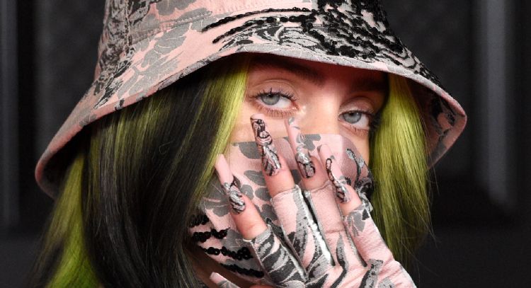 Billie EIlish baila con un top de encaje mientras recuerda sus mejores momentos del 2022