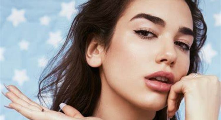 Dua Lipa se enfunda en destacado look negro y sorprende a sus fans