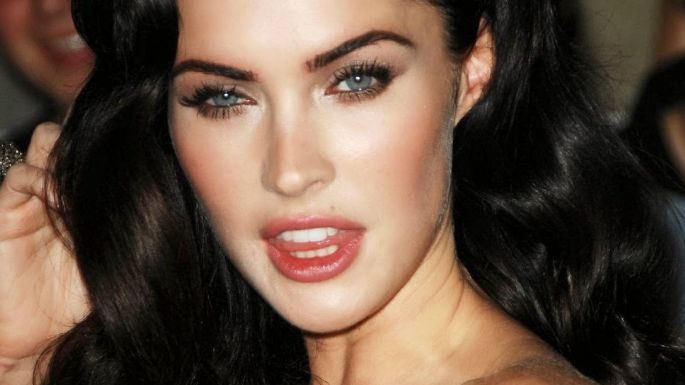 Megan Fox luce como una diosa con este mini top rosa que deja sus nenas al descubierto