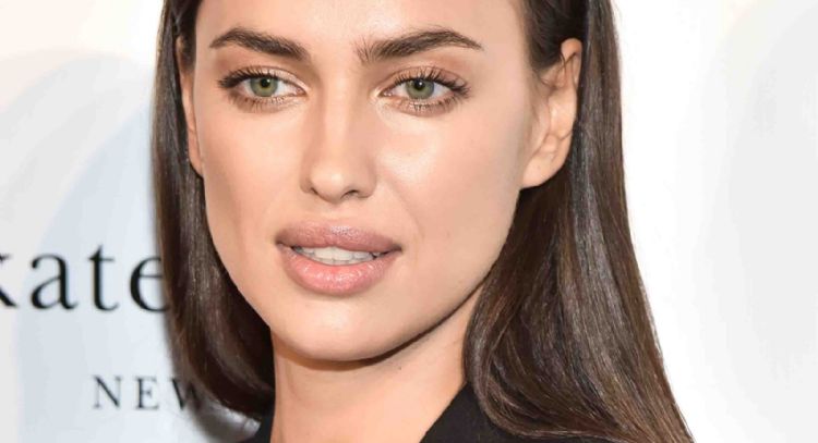 La bella Irina Shayk dejó ver su trasero con un vestido negro transparente