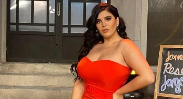 FOTOS: Curvy Zelma enciende Instagram al posar en ajustado mini vestido rojo; este es su 'look'