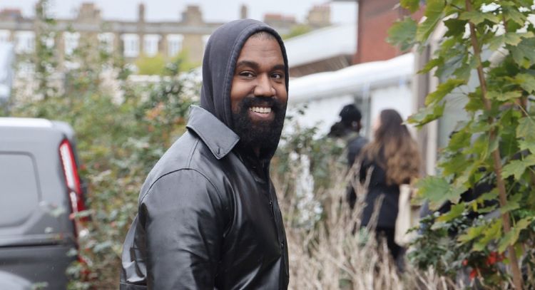 Kanye West es visto en casa de Kim Kardashian para festejar a su hijo Saint