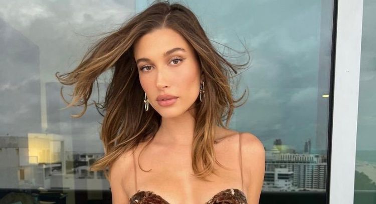 Hailey Bieber cautiva en este mini vestido de Yves Saint Laurent
