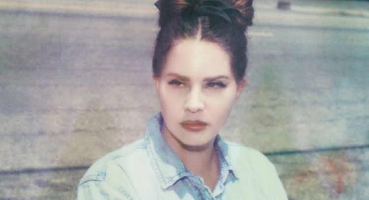 Lana del Rey confirma en lanzamiento de su nuevo álbum y agradece a todos sus colaboradores