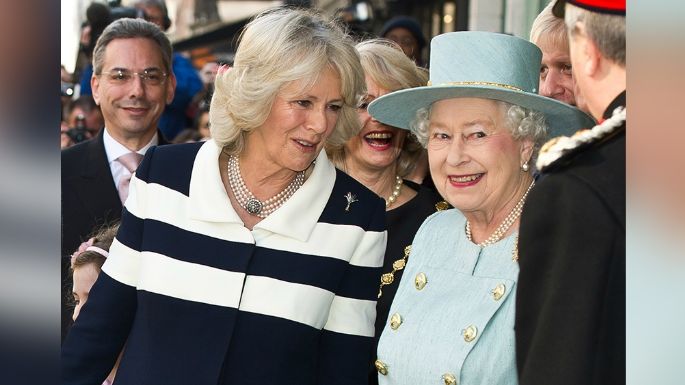 Camila Parker envía fuerte mensaje a Reina Isabel II tras cederle Corona que sería de Lady Di