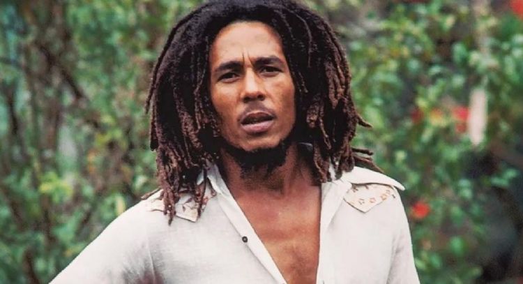 Esta famoso actor británico interpretará a Bob Marley en la siguiente biopic del cantante de reggae