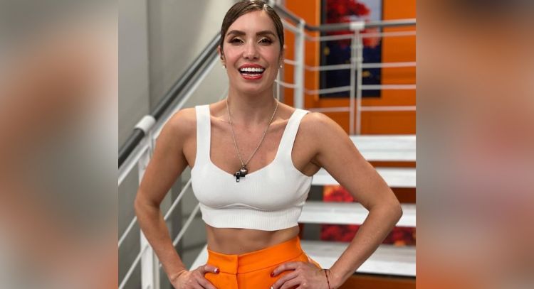 Andrea Escalona llega al programa ‘Hoy’ y sorprende con su distinguida apariencia