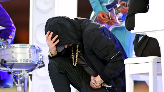 Eminem reta a la NFL y hace una protesta en pleno show de medio tiempo del Super Bowl de esta forma