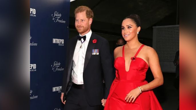 ¿Y Meghan Markle? Captan al Príncipe Harry en el Super Bowl LIV al lado de esta guapa mujer