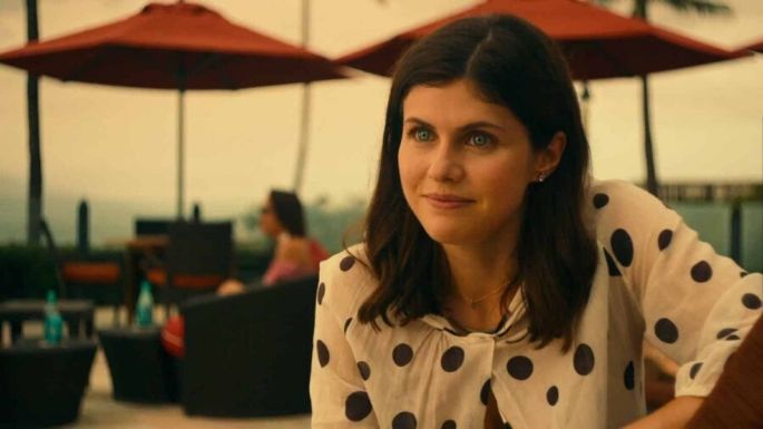 FOTO: Alexandra Daddario luce su espectacular figura con un sensual atuendo para jugar tenis