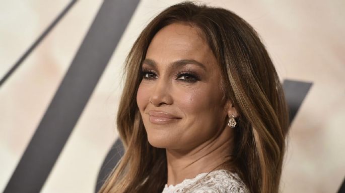 Jennifer López deslumbra las redes al posar con este distinguido look blanco