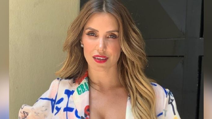 Andrea Escalona presume figura en ceñido 'outfit' claro y deleita a toda Televisa; así lo presume