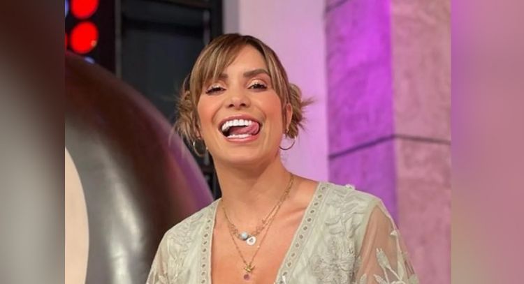 FOTO: Andrea Escalona llega a 'Hoy' y posa con coqueto vestido amarillo