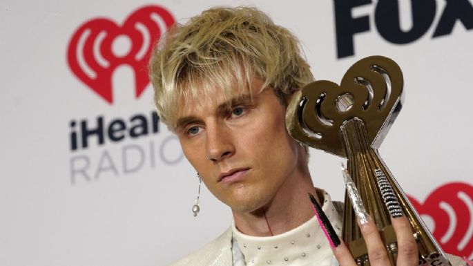 ¡Irreconocible! Machine Gun Kelly decide cambiar de look y luce esta extravagante cabellera