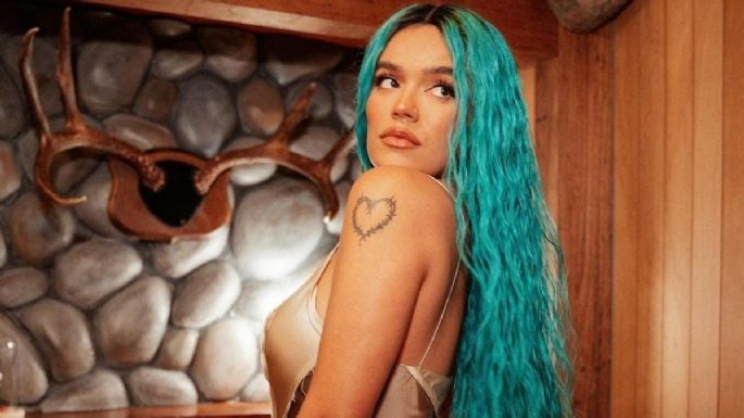 Karol G pone de cabeza a sus seguidores al posar en diminuto bikini