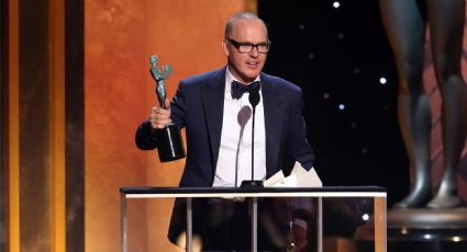 Este es el divertido momento en que Michael Keaton recibe su premio mientras estaba en el baño