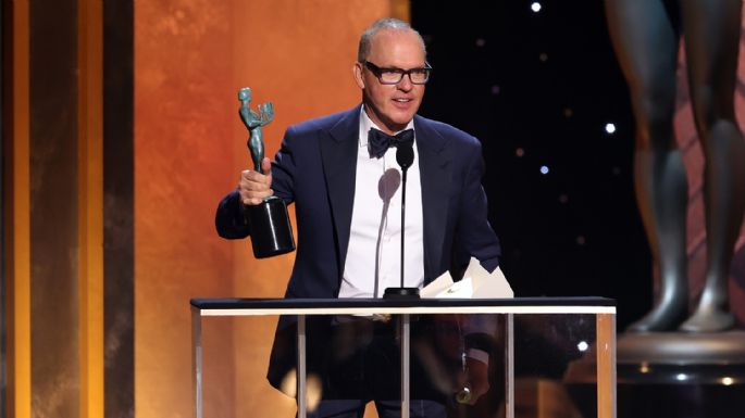 Este es el divertido momento en que Michael Keaton recibe su premio mientras estaba en el baño