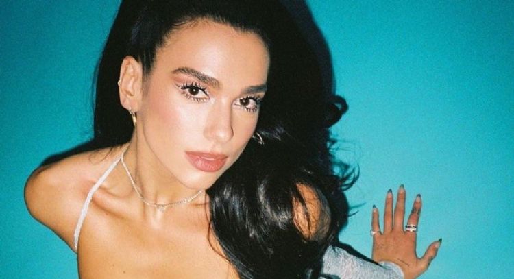 Dua Lipa da cátedra de estilo y presume figura con este encantador 'outfit' rosa desde Instagram